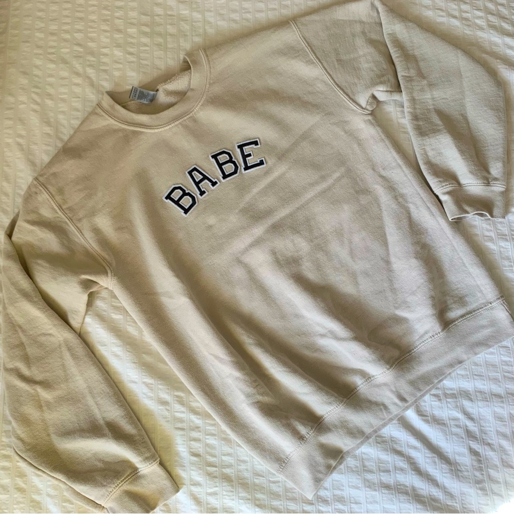 Gildan “Babe” Sweatshirt - Patch Letters - Sand - Bachelorette Party